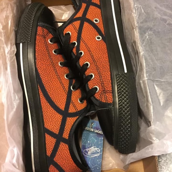 Basketball shoes - Picture 1 of 2